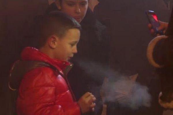 İspanya Epifani bayramını, çocuklara sigara içirerek kutluyor