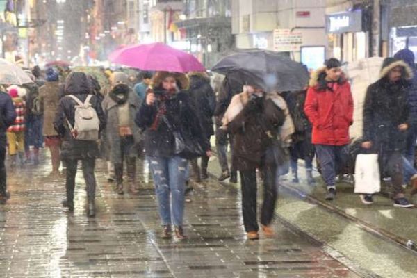 İstanbul'da kar yağışı aralıklarla devam ediyor
