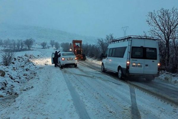 Öğretmenlerin imdadına köylüler yetişti