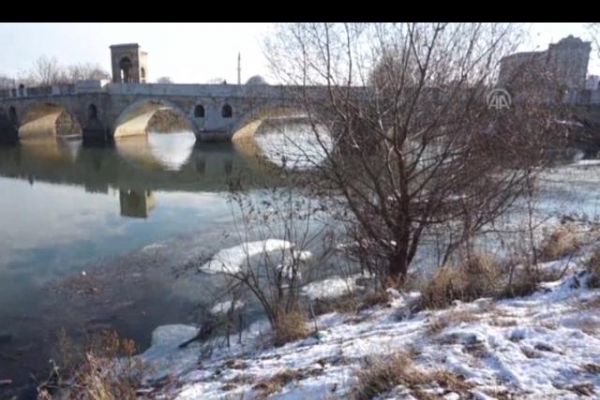 Tunç nehrinin bir kısmı dondu