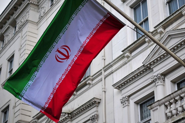 Hollanda'da İran Büyükelçiliği'ne taşlı saldırı