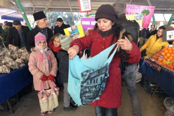 Öğrenciler, pazarda kese kağıdı ve bez torbalar dağıttı
