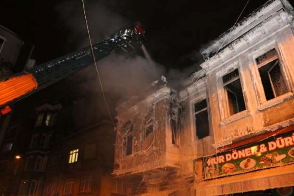 Beyoğlu'nda  tarihi bina yandı