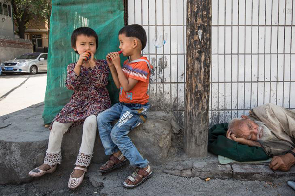Çin kamplarda alıkoyduğu Kazakların ülkeyi terk etmesine izin verecek