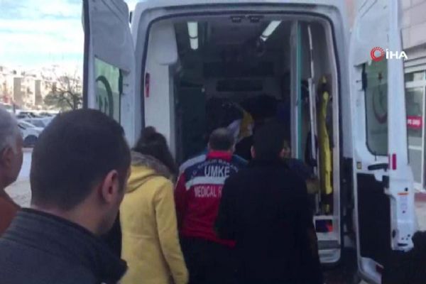 Çocuğunu okul servisine bindiren kadına, sokak köpekleri saldırdı