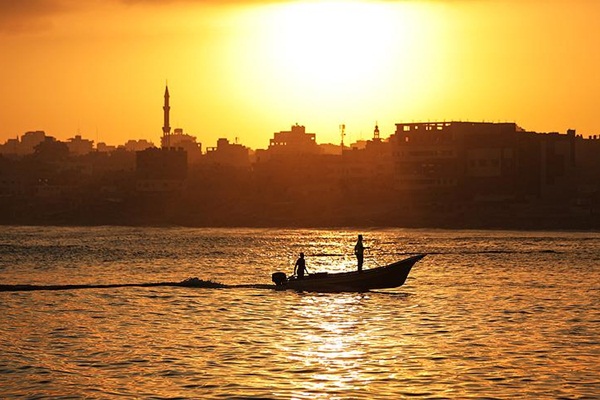 İsrail, Filistinli 2 balıkçıyı gözaltına aldı