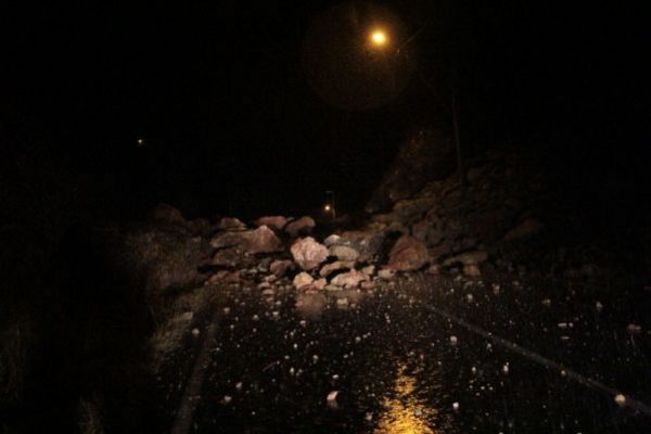 Antalya'da heyelan: 3 mahalleyi bağlayan yol kapandı.