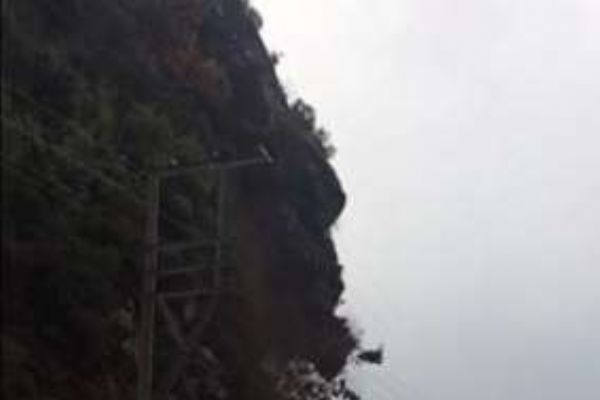 Antalya'daki heyelan anı görüntülere yansıdı