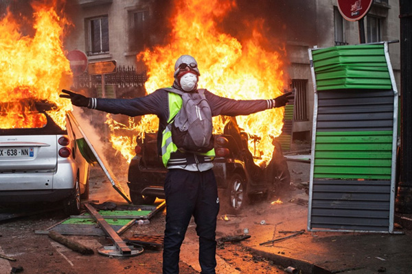 Fransa’dan Sarı Yelekliler açıklaması: Şiddet olaylarına karışmasalar da eyleme katılan herkes suçlu