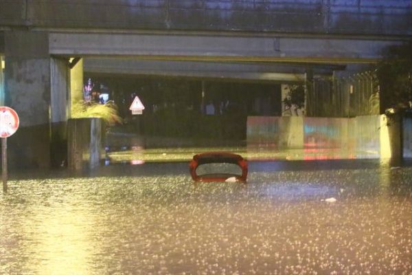 İzmir'de sağanak yağış hayatı olumsuz etkiledi