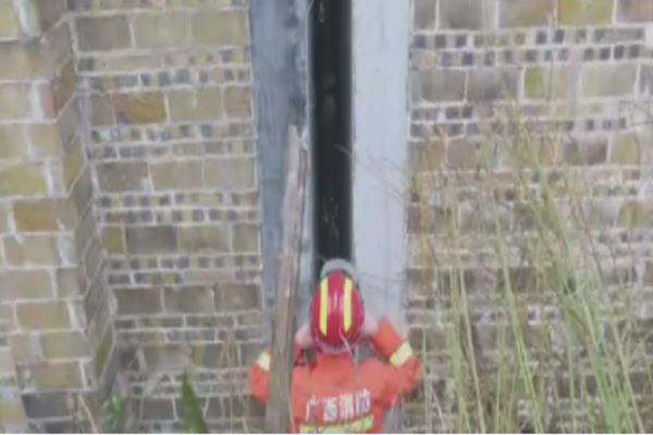 İtfaiye iki duvar arasında sıkışan çocuğu kurtardı