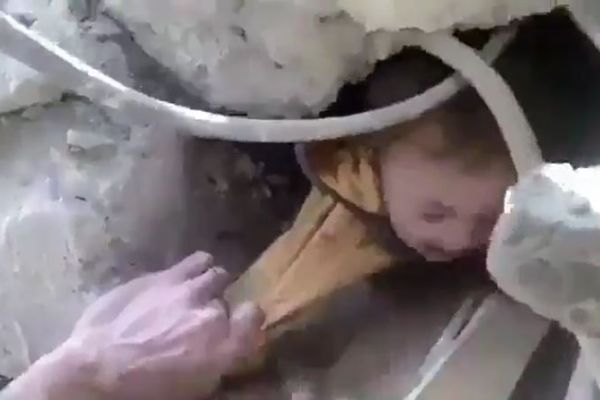 Bebeğin enkaz altından çıkarılma anı