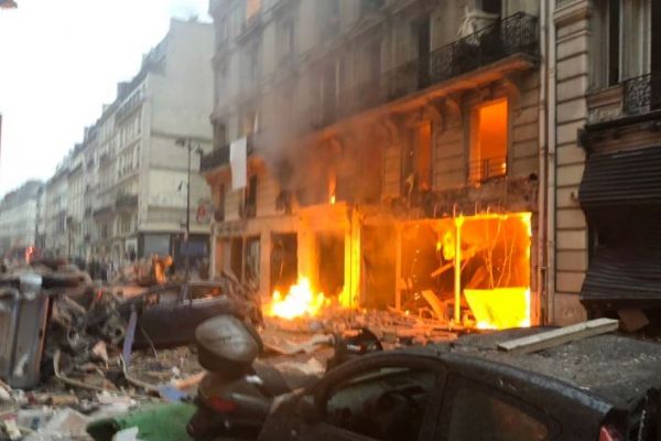 Paris'teki patlama sonrası binalar harabeye döndü