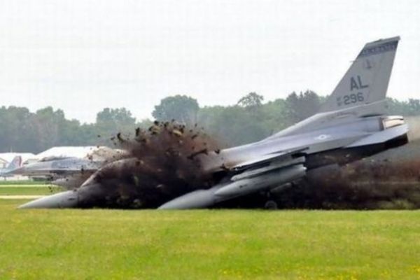 Şov yapmak için alçalan f-16 yere çakıldı