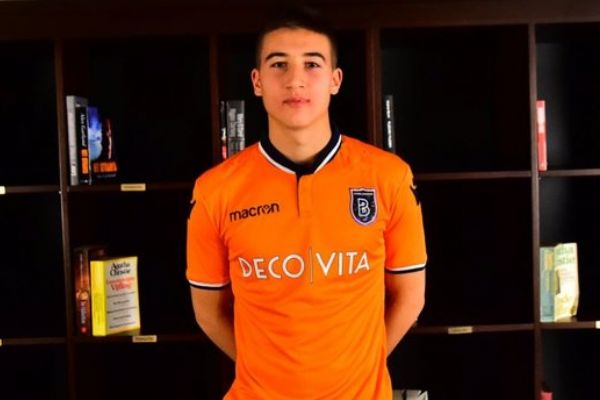 Medipol Başakşehir'de Mert Çelik profesyonel oldu