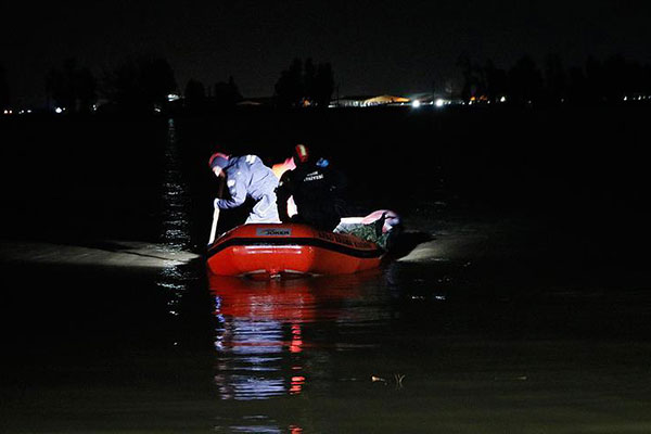 İzmir'de ördek avına çıkan avcıların kayığı battı: 2 ölü