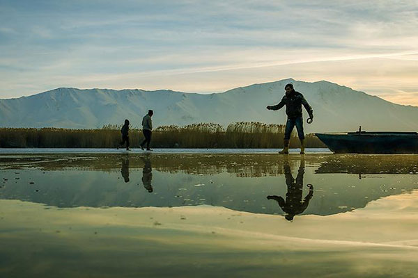 Donan gölde tehlikeli balık avı