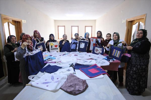 Kullanılmayan giysi ve kumaşlardan bez torba yapıyorlar