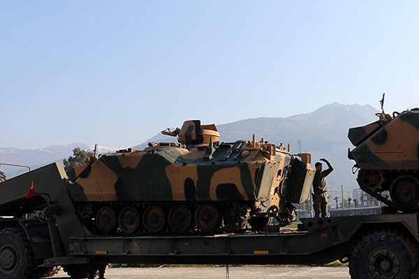 İdlib sınırına askeri sevkıyat sürüyor