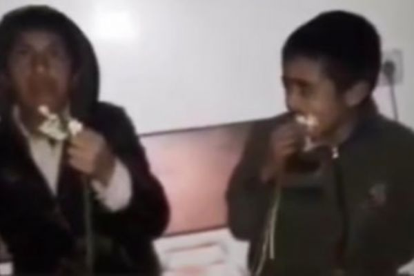 Zabıta, Çocuklara sattıkları çiçekleri zorla yedirdi