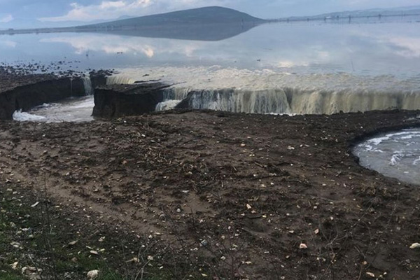Menderes'te yağmur sularının biriktiği arazide derin çatlak oluştu