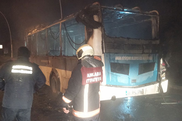 Ankara'da seyir halindeki özel halk otobüsü yandı