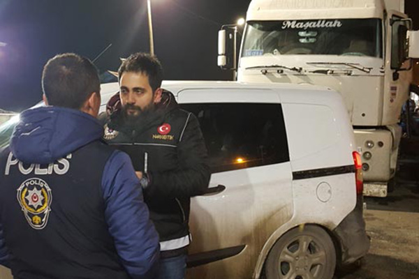 Hepsi TIR'ın dorsesinden çıktı! Tam 220 kilo