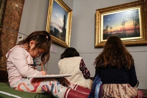 Çocukların Ayvazovski tablolarına karşı resim keyfi
