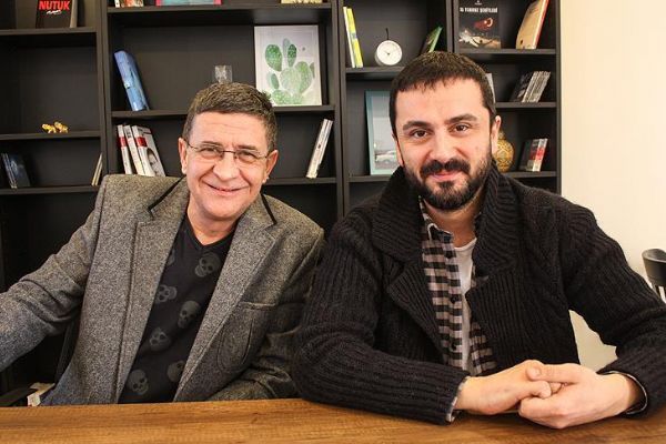 'Yüzünüzden aptal bir tebessüm hiç eksilmiyor'