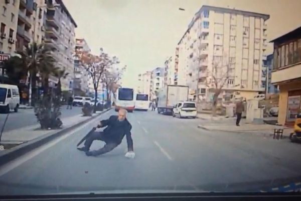 Sürücünün dikkati, yaşlı adamın hayatını kurtardı