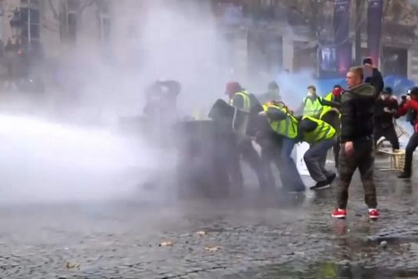 Sarı Yelekliler, Fransa ekonomisini sarsıyor