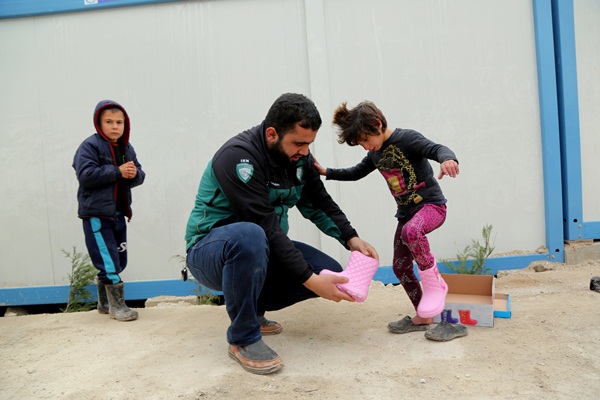 İHH’dan savaşın çocuklarına 20 bin çizme, kazak ve pandof dağıtımı
