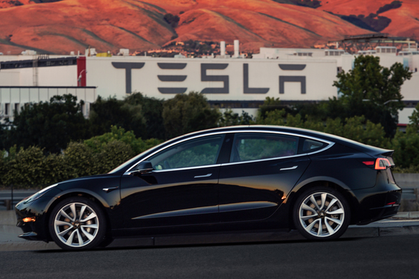 Tesla, elektrikli otomobil Model 3'ü hackleyene bedava verecek