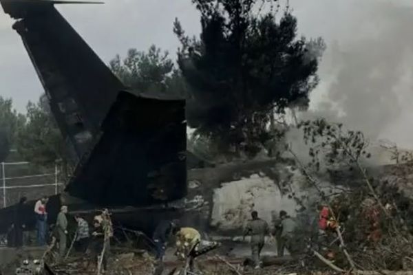 İran'da kargo uçağı düştü