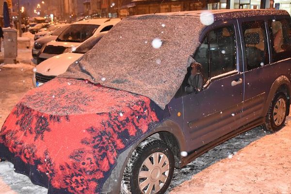 Kars'ta araçlara battaniyeli ve halılı koruma