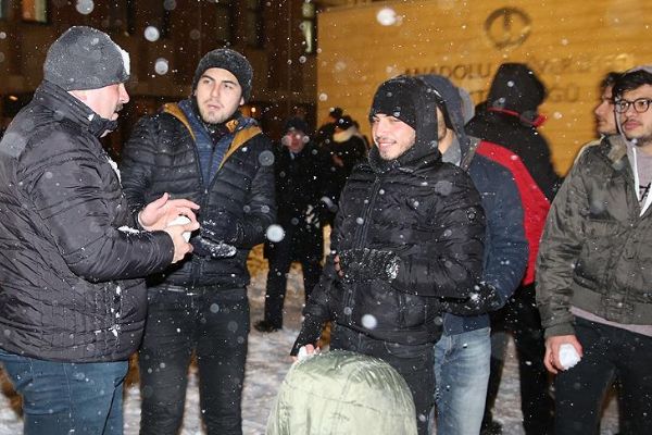 Rektör öğrencilerle kar topu oynadı