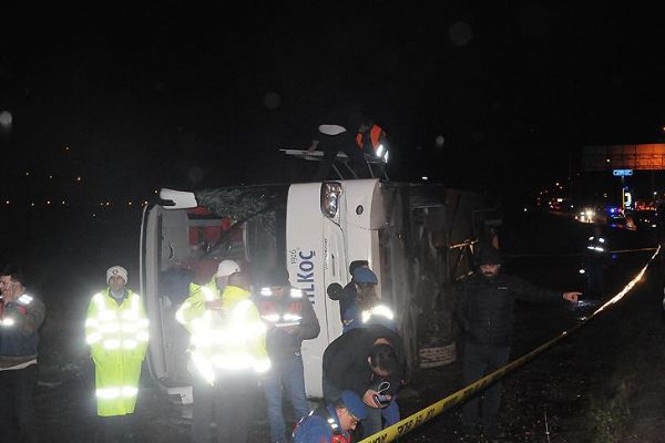 Yalova'da yolcu otobüsü devrildi: 12 yaralı