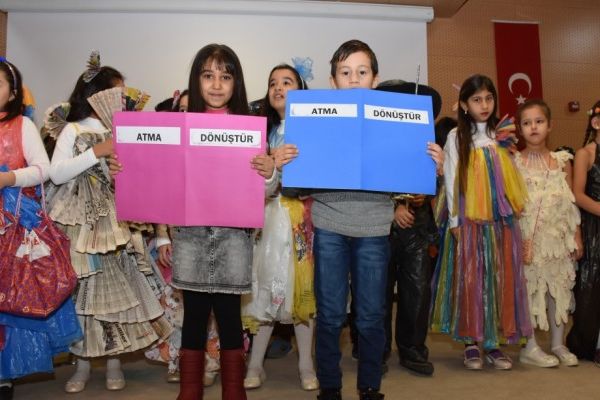 Öğrenciler atık eşyalardan elbise yaptı