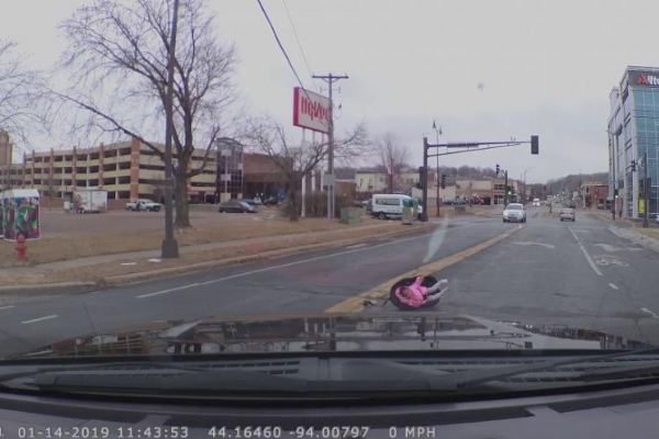 ABD'de bir bebek seyir halindeki araçtan düştü