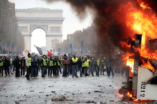 Fransa'da Sarı Yelekliler'in protestoları ülkeyi sarstı