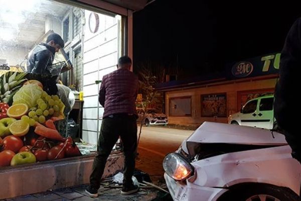 Kontrolden çıkıp manav dükkanına çarptı! Otomobilini...