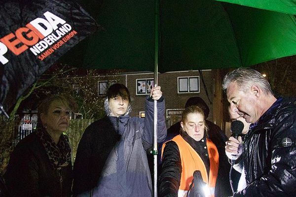 Hollanda'da cami önünde provokatif 'İslam karşıtı' gösteri