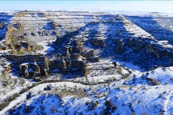 Ulubey Kanyonu beyaz örtüyle kaplandı