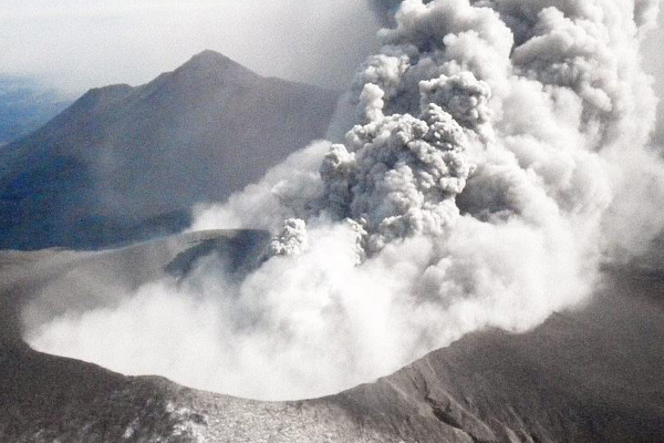 Japonya'da Shindake yanardağı patladı