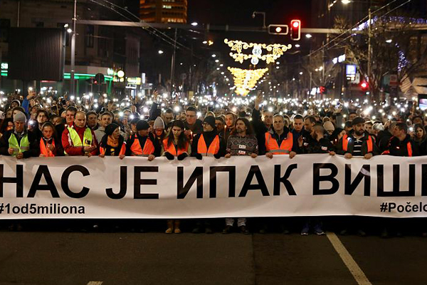 Sırbistan'da Putin ziyareti öncesi Vucic karşıtları yine sokakta