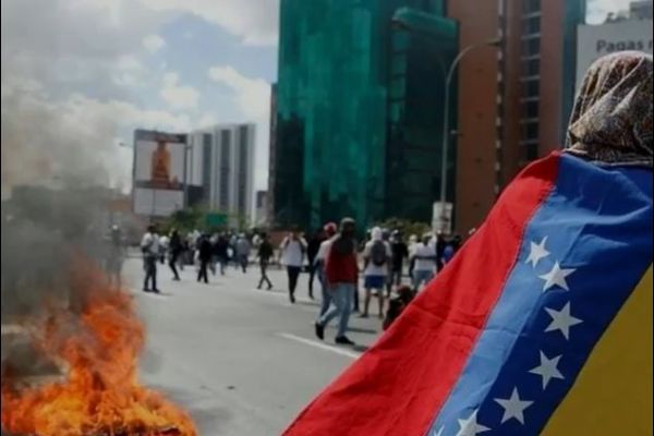 Venezuela'da tüm taraftarlar 23 Ocakta sokağa iniyor