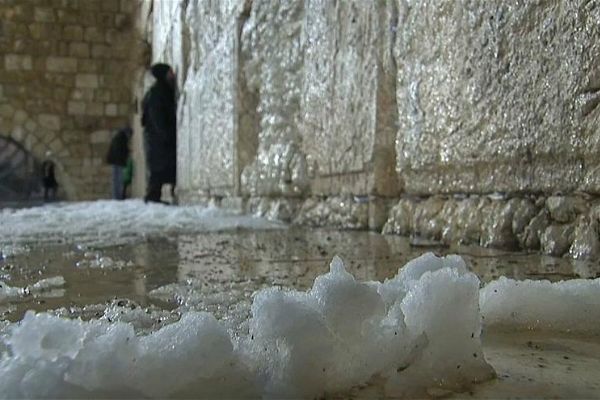 Kudüslüler kar yağışını dua ile karşıladı