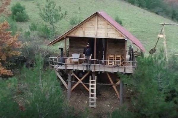 Müzik öğretmeni, öğrencilerine doğa ve hayvan sevgisi aşılıyor