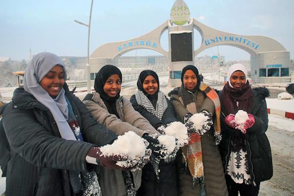 Afrika'dan Türkiye'ye gelen öğrenciler karla tanıştı