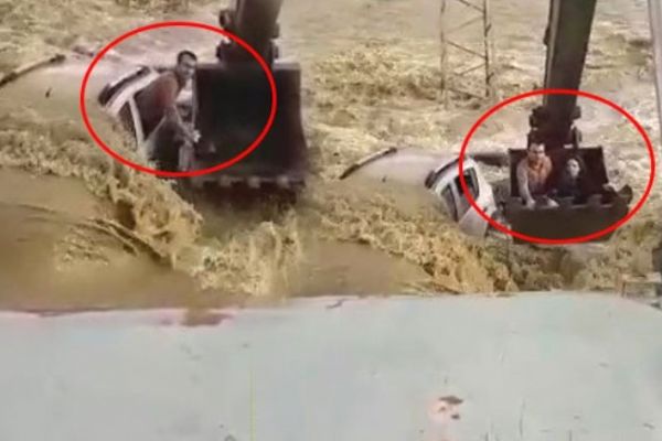 Sel sularına kapılan arabanın içindeki vatandaşları kepçeyle kurtardılar